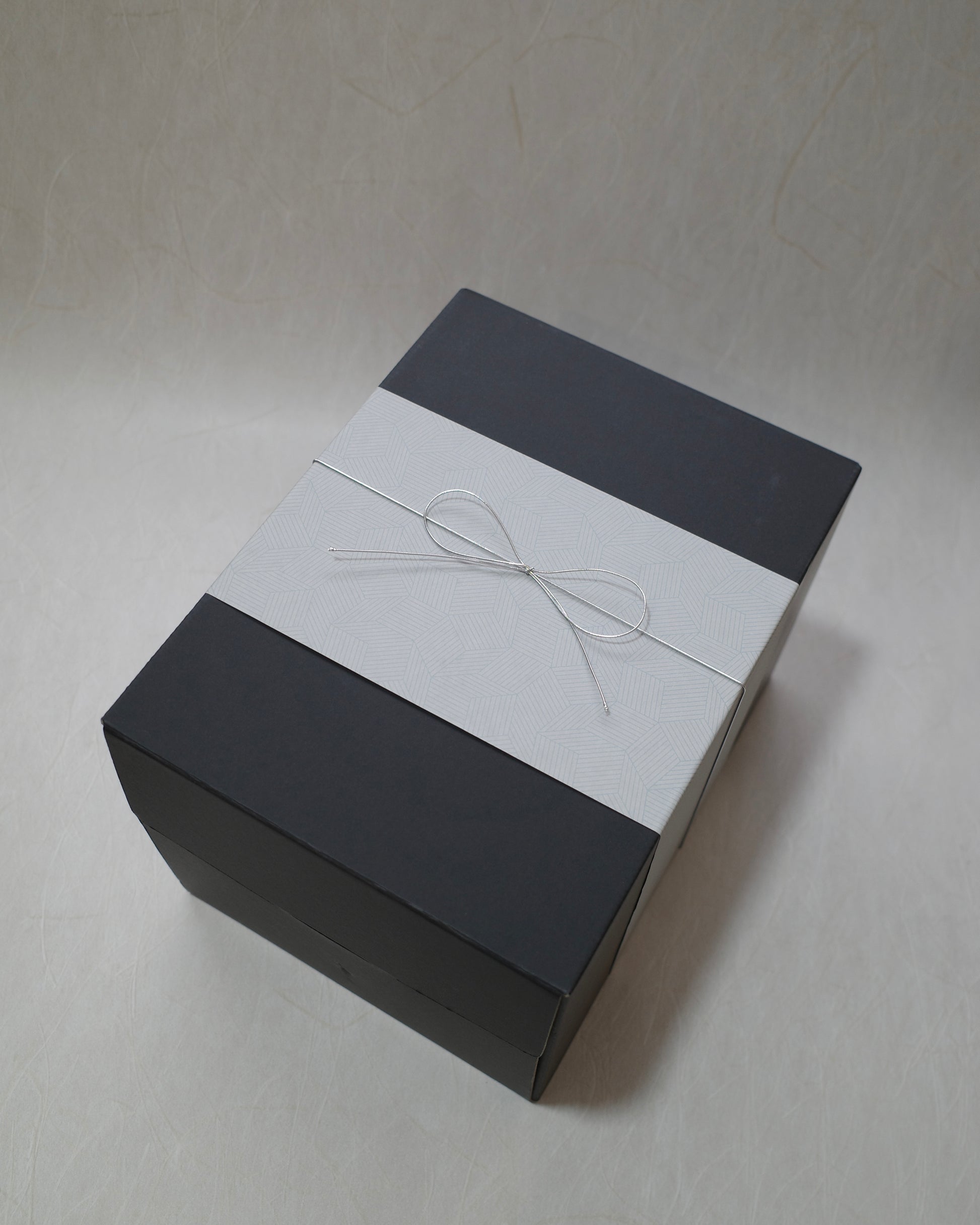 お手入れ不要のインテリア盆栽Shirabe（シラベ）のModern Bonsai（モダン盆栽）のギフトラッピングイメージ｜全体