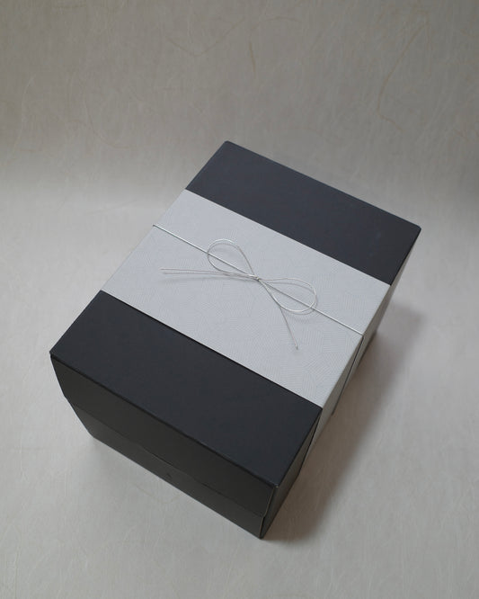 お手入れ不要のインテリア盆栽Shirabe（シラベ）のModern Bonsai（モダン盆栽）のギフトラッピングイメージ｜全体