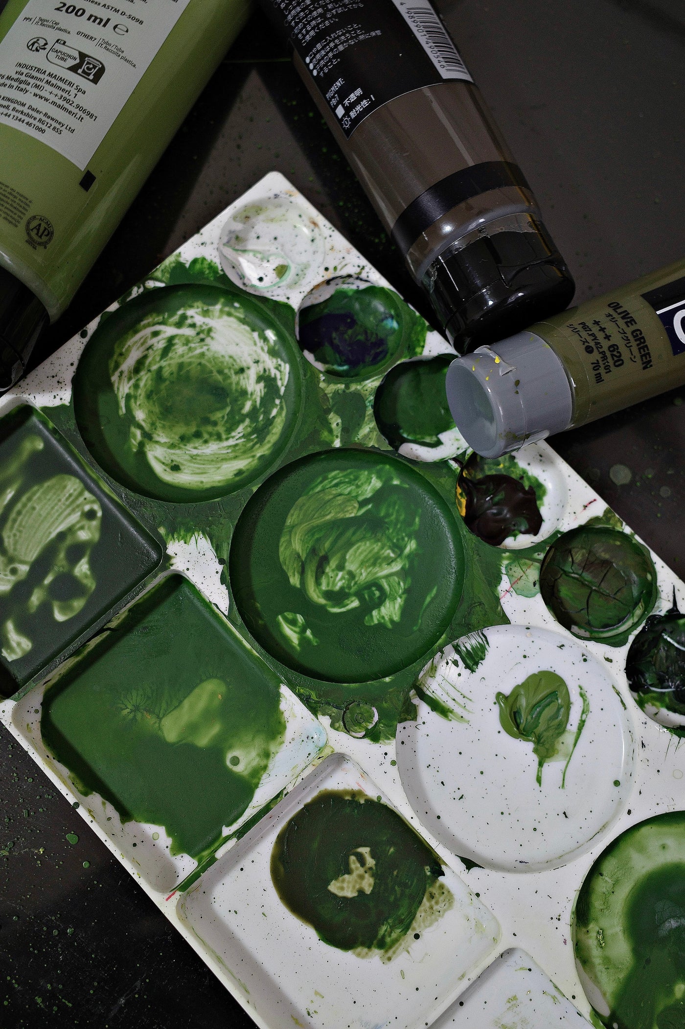 お手入れ不要のインテリア盆栽 Modern Bonsai（モダン盆栽）のカラーリング作業のイメージ｜絵具とパレットを上から撮影